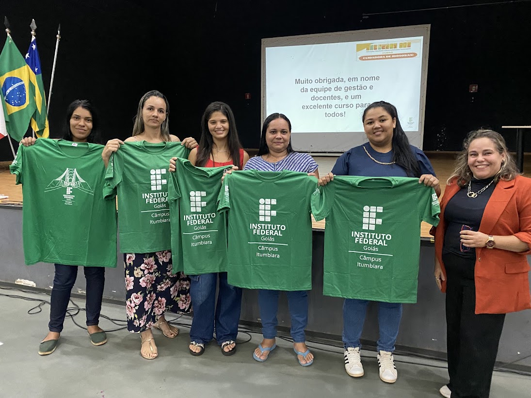 Algumas alunas ganharam camisetas do IFG durante um sorteio